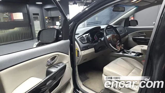 Kia Carnival 2018 thumb 10