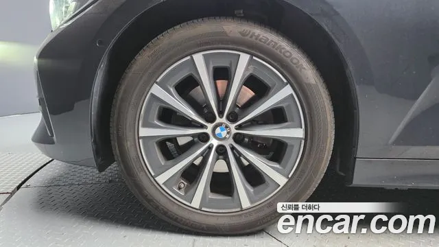 BMW 3-Series 2019 thumb 5