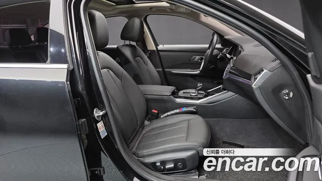 BMW 3-Series 2019 thumb 11