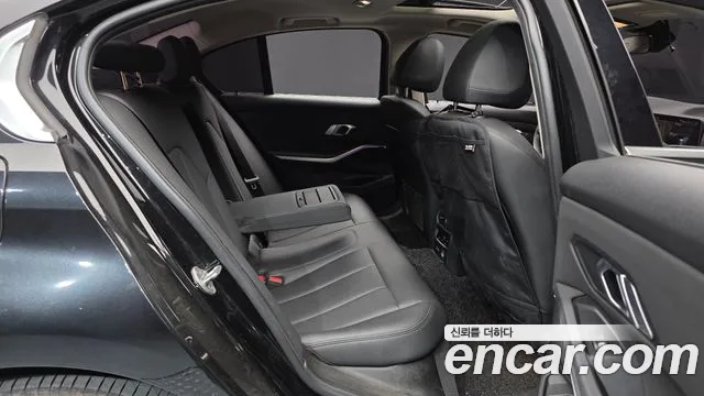 BMW 3-Series 2019 thumb 12