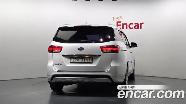 Kia Carnival 2017 thumb 4