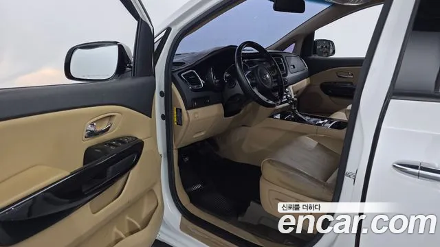 Kia Carnival 2017 thumb 10
