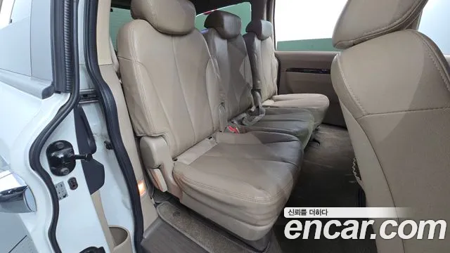 Kia Carnival 2012 thumb 10