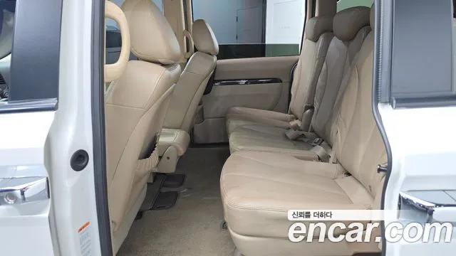 Kia Carnival 2012 thumb 11