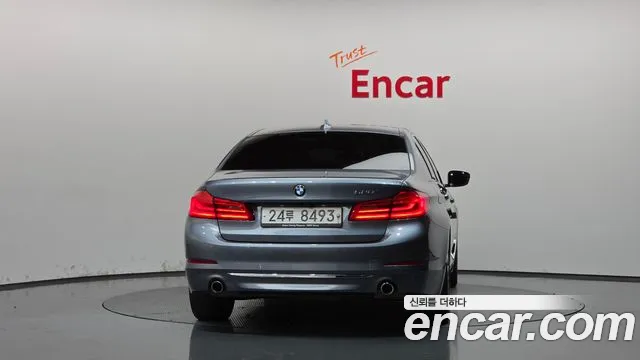 BMW 5-Series 2019 thumb 4