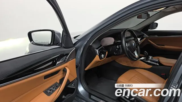 BMW 5-Series 2019 thumb 10
