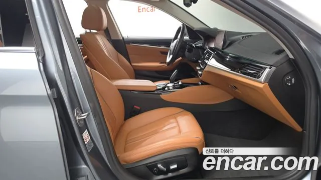 BMW 5-Series 2019 thumb 11