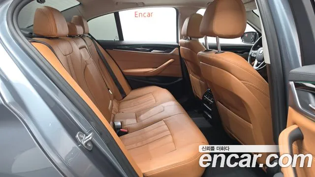 BMW 5-Series 2019 thumb 12