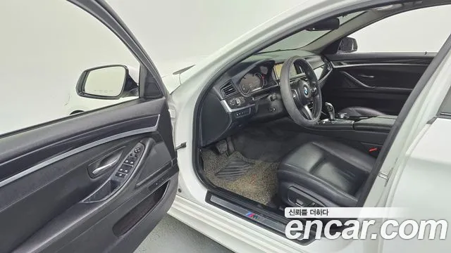 BMW 5-Series 2016 thumb 10