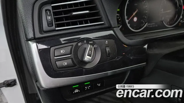 BMW 5-Series 2016 thumb 12