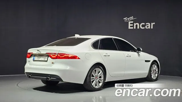Jaguar XF 2018 thumb 2