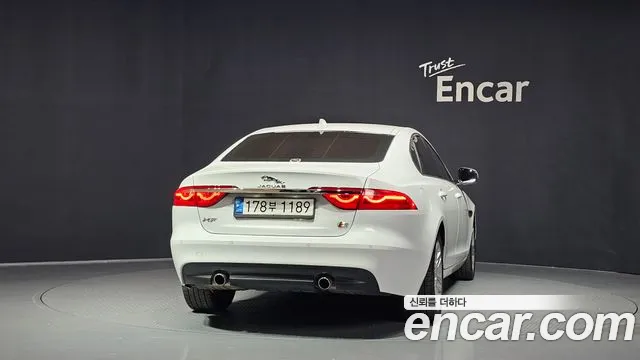 Jaguar XF 2018 thumb 4