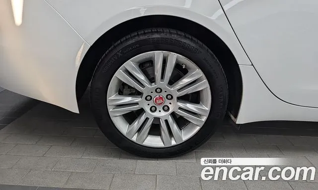 Jaguar XF 2018 thumb 5