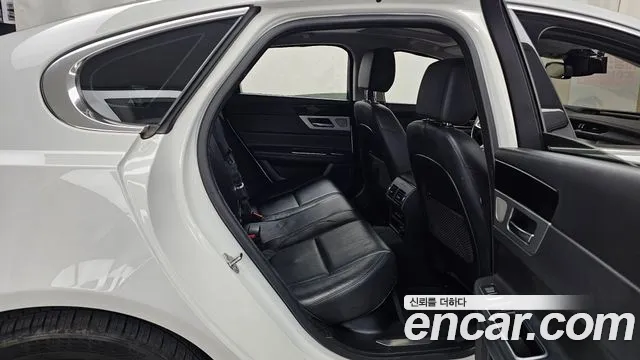 Jaguar XF 2018 thumb 11