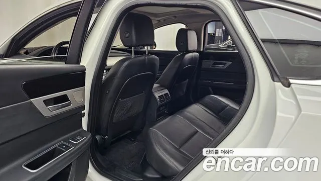 Jaguar XF 2018 thumb 12