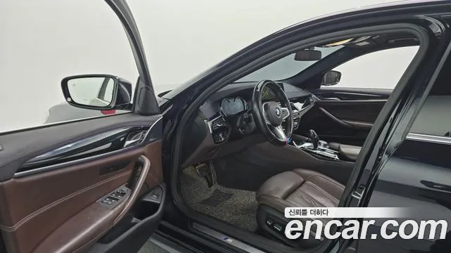 BMW 5-Series 2018 thumb 10
