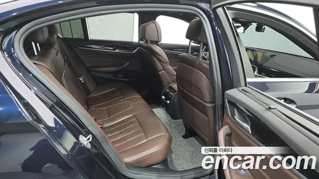 BMW 5-Series 2018 thumb 11