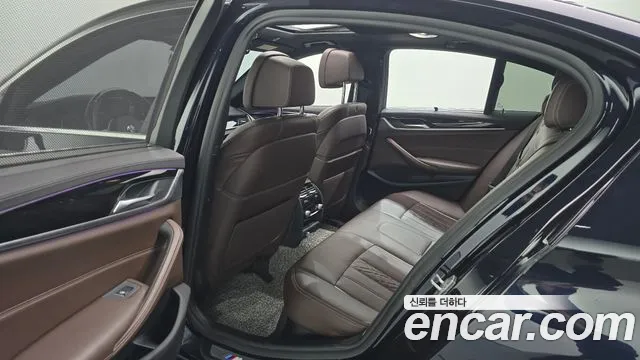BMW 5-Series 2018 thumb 12
