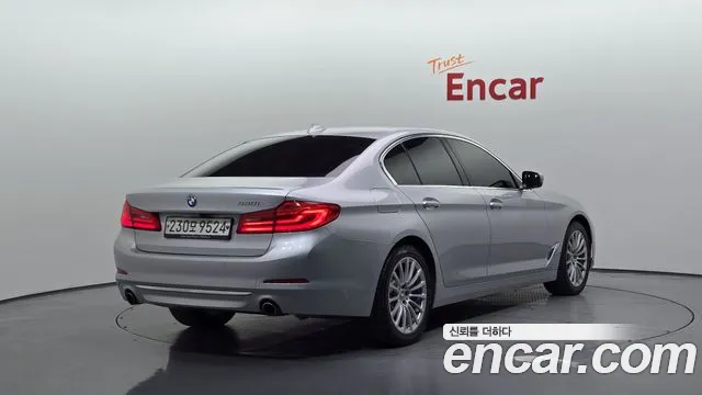 BMW 5-Series 2019 thumb 2