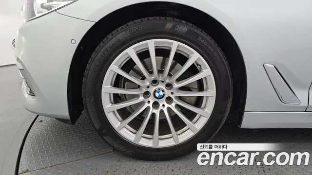 BMW 5-Series 2019 thumb 5