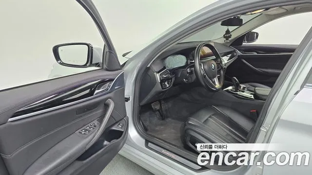 BMW 5-Series 2019 thumb 10