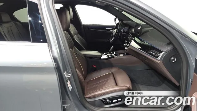 BMW 5-Series 2022 thumb 11