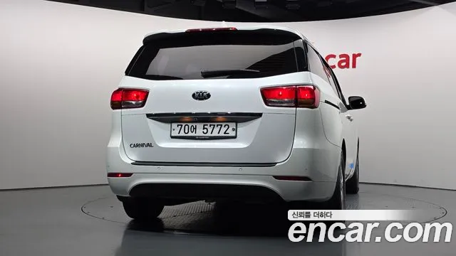Kia Carnival 2016 thumb 4