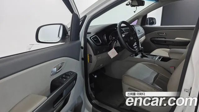 Kia Carnival 2016 thumb 10