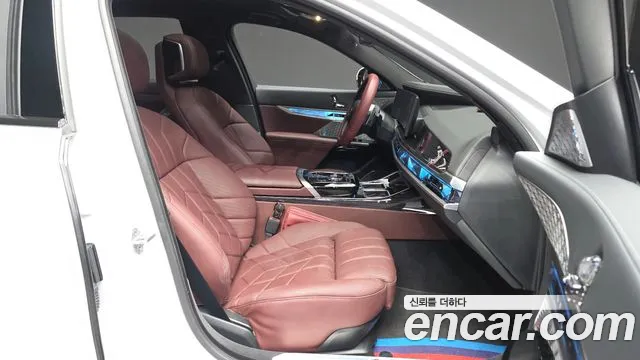 BMW 7-Series 2025 thumb 11