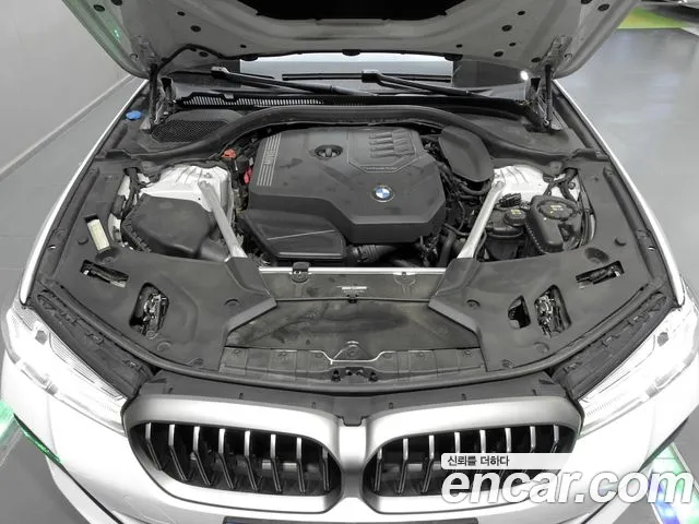 BMW 5-Series 2023 thumb 6