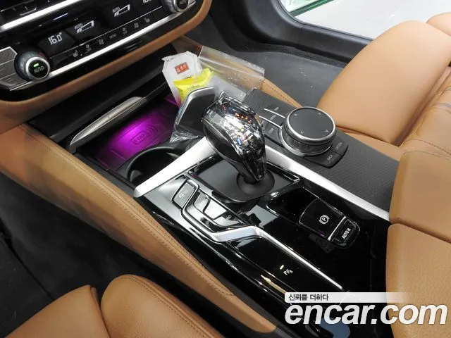 BMW 5-Series 2023 thumb 9