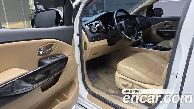 Kia Carnival 2016 thumb 10