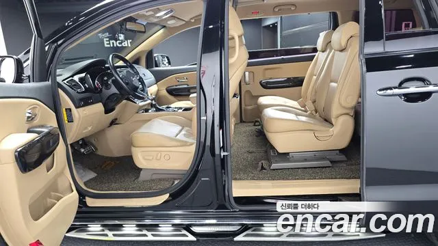 Kia Carnival 2016 thumb 11