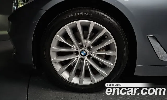 BMW 5-Series 2018 thumb 4