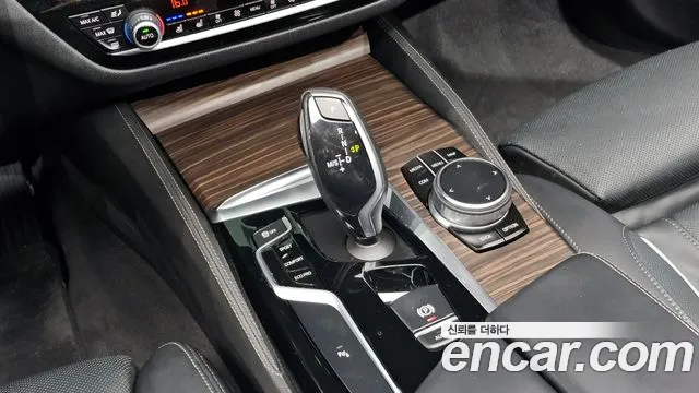 BMW 5-Series 2018 thumb 8