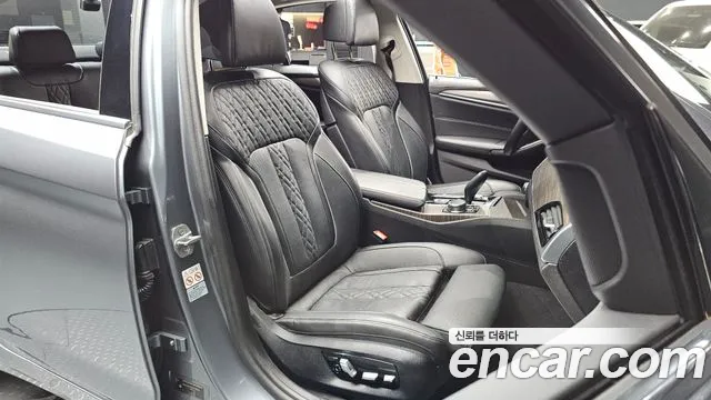BMW 5-Series 2018 thumb 9