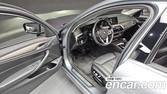 BMW 5-Series 2018 thumb 10