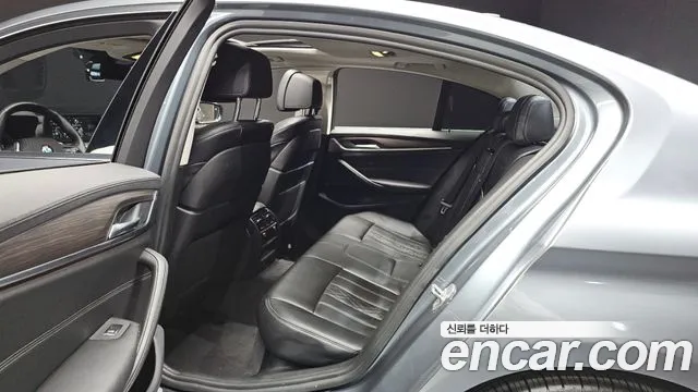 BMW 5-Series 2018 thumb 11