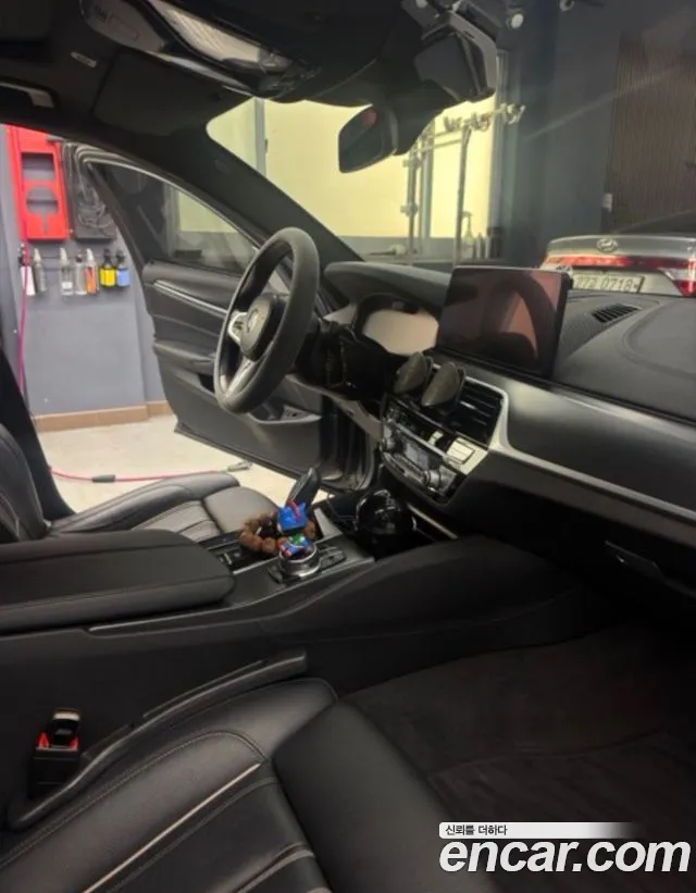 BMW 5-Series 2023 thumb 11
