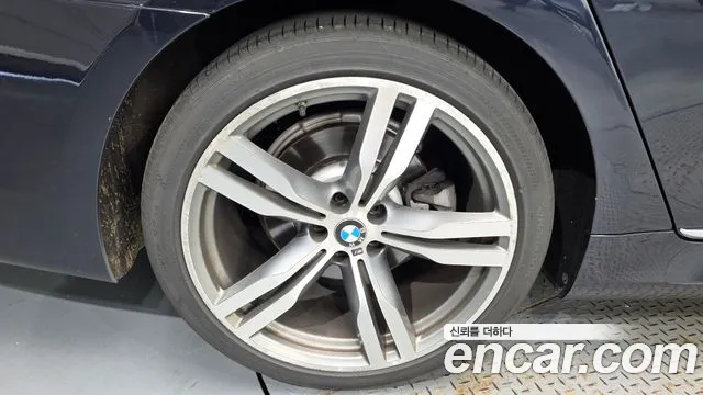 BMW 7-Series 2017 thumb 5