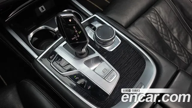 BMW 7-Series 2017 thumb 9
