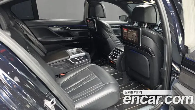 BMW 7-Series 2017 thumb 11