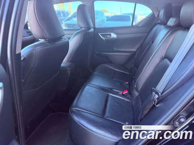 Lexus CT200h 2011 thumb 8