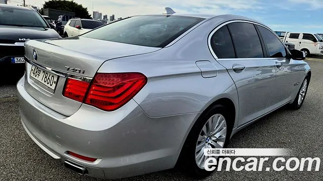 BMW 7-Series 2010 thumb 2