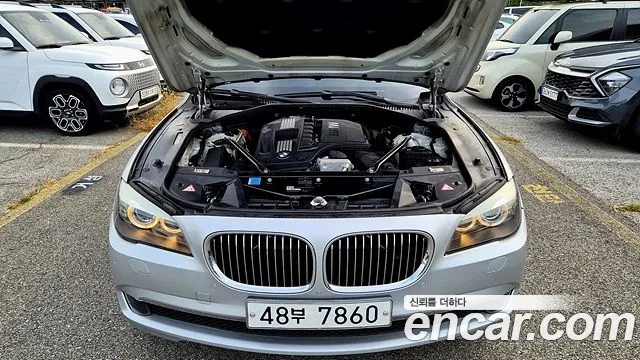 BMW 7-Series 2010 thumb 6