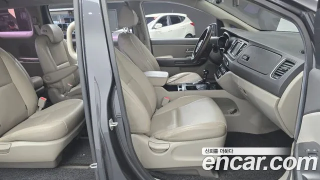 Kia Carnival 2014 thumb 11