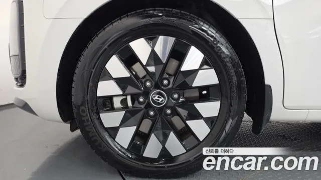 Hyundai Staria 2025 thumb 5