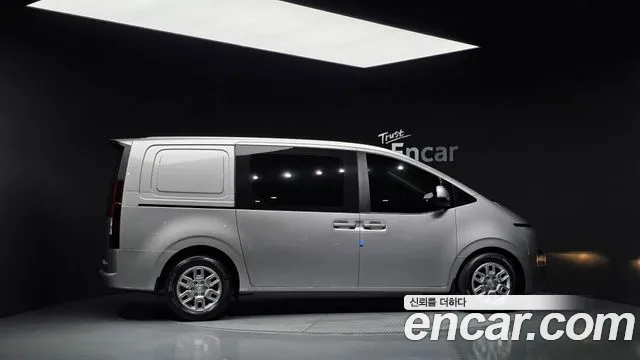 Hyundai Staria 2023 thumb 4