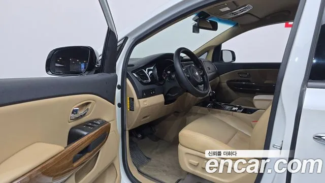 Kia Carnival 2015 thumb 9