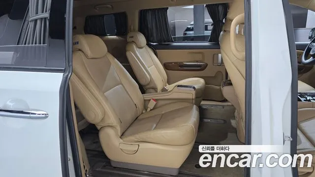 Kia Carnival 2015 thumb 10